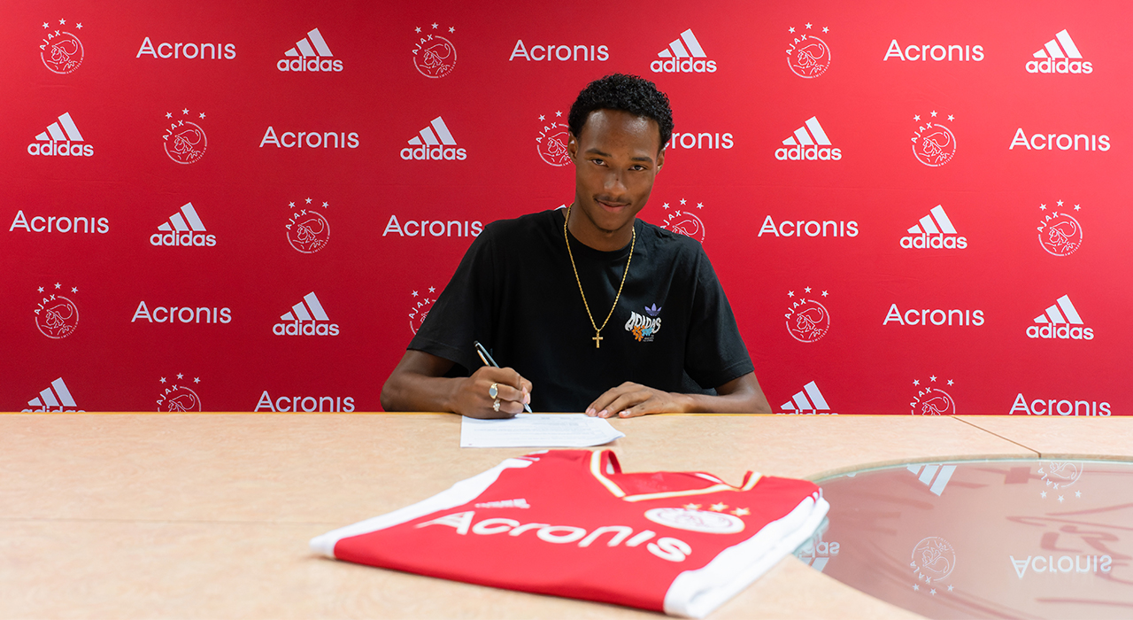 Ajax Contracteert Kayden Wolff