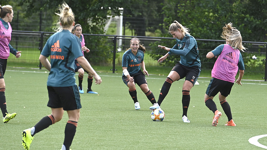 fotos-ajax-vrouwen-werken-toe-naar-fraai-affiche-10