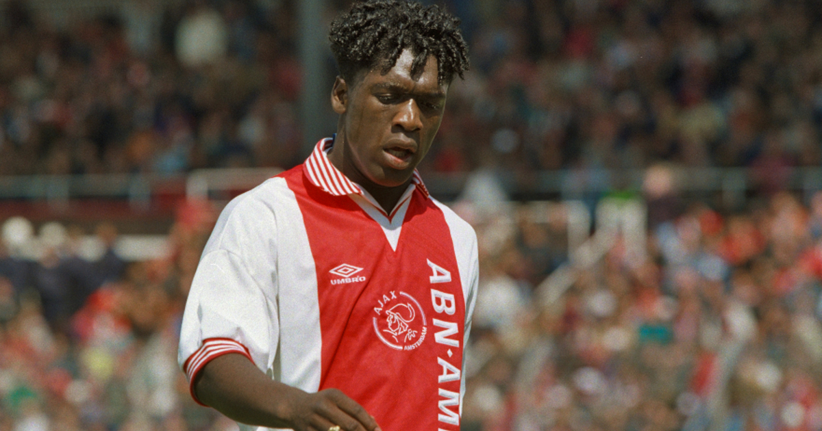  Clarence Seedorf, pemain sepak bola Belanda berdarah Suriname, memulai debutnya bersama Ajax pada tahun 1992.