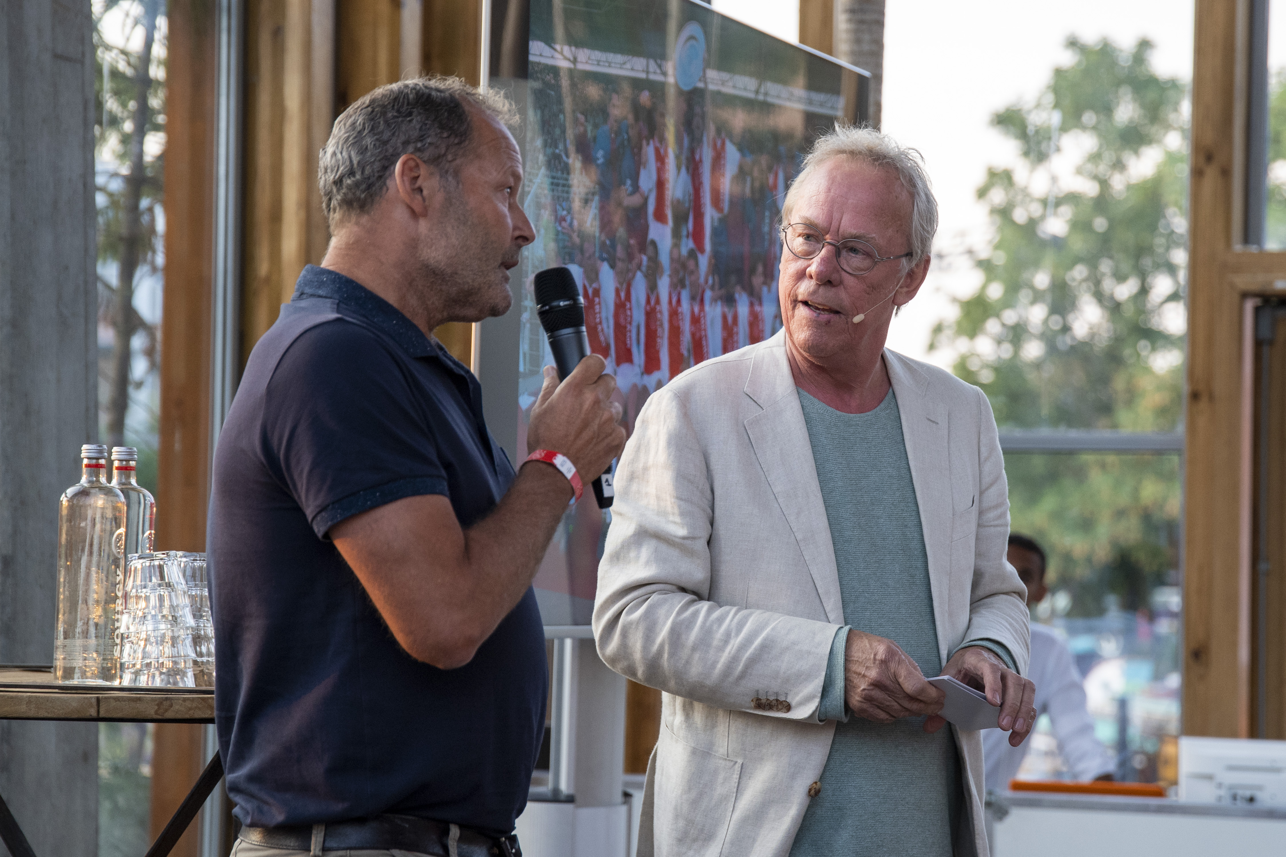 de-boer-blind-ontvangen-eerste-exemplaar-rood-en-wit-wordt-kampioen-1-6