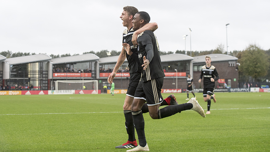 ajax-o19-pakt-koppositie-na-heerlijke-zege-op-benfica-4