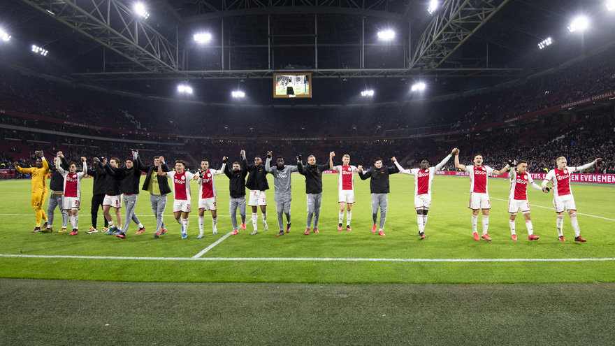 winnend-ajax-gehavend-uit-strijd-met-psv