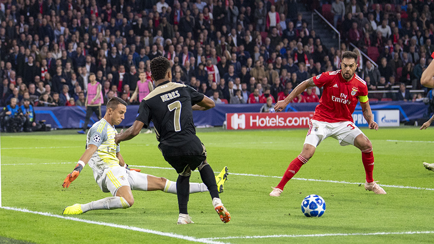 liveblog-mazraoui-laat-johan-cruijff-arena-ontploffen-in-blessuretijd-4