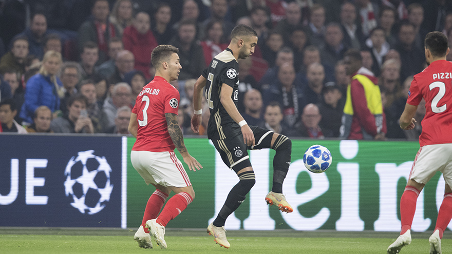 liveblog-mazraoui-laat-johan-cruijff-arena-ontploffen-in-blessuretijd-18