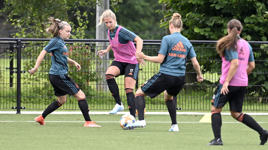 oranje-leeuwinnen-weer-terug-op-amsterdams-gras--9