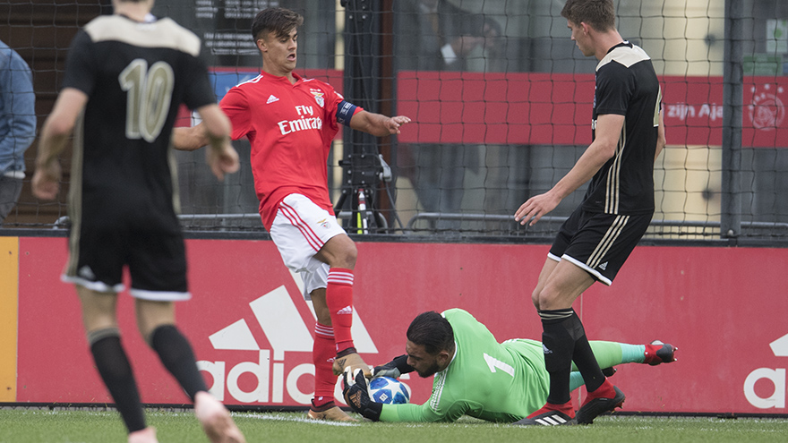 ajax-o19-pakt-koppositie-na-heerlijke-zege-op-benfica-2