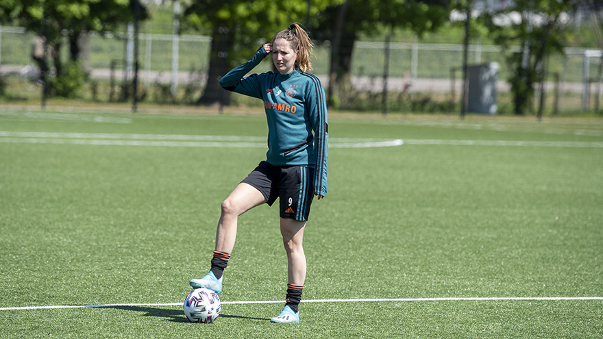 fotos-ook-ajax-vrouwen-pakken-training-weer-op-24