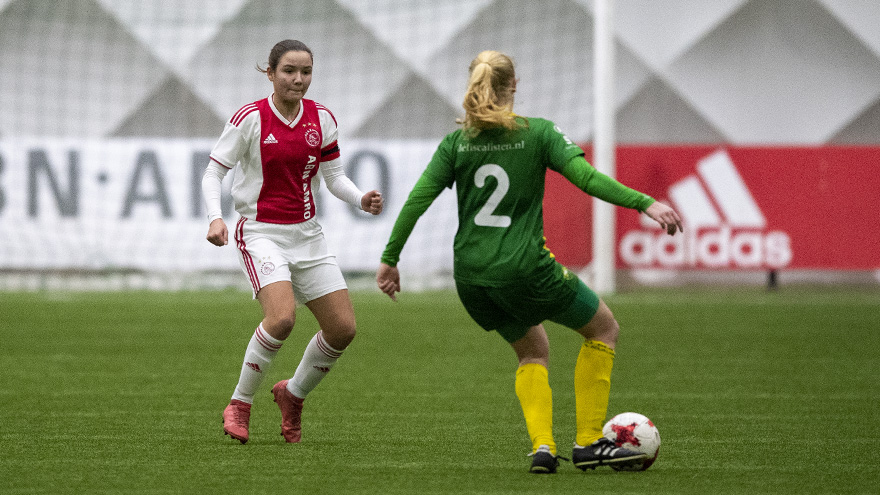 eshly-bakker-blinkt-uit-tijdens-oefenwedstrijden-ajax-vrouwen-5