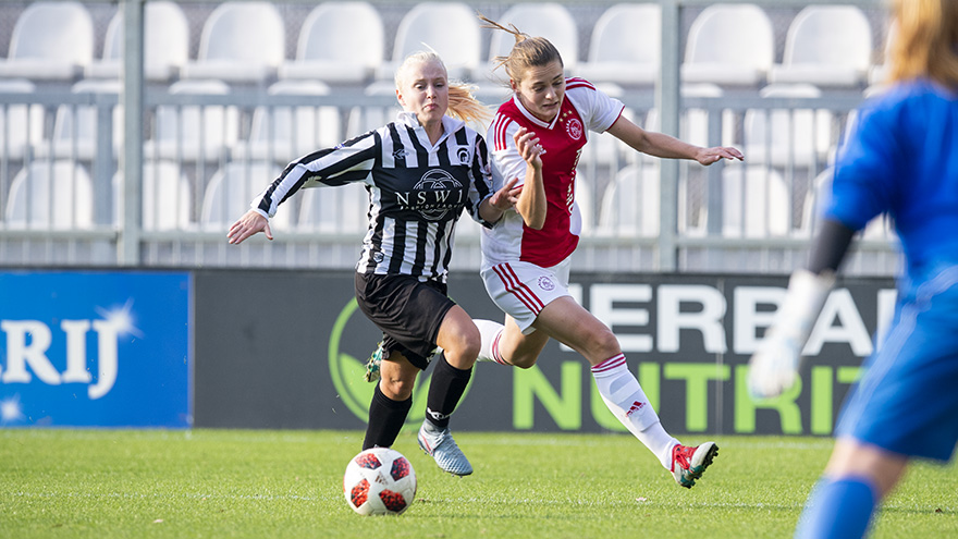 ajax-vrouwen-herpakken-zich-met-zege-op-achilles--10