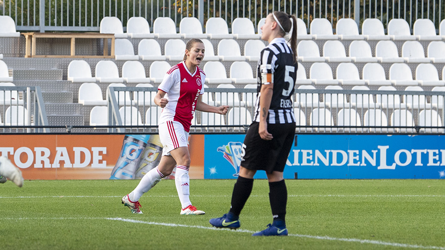 ajax-vrouwen-herpakken-zich-met-zege-op-achilles--11