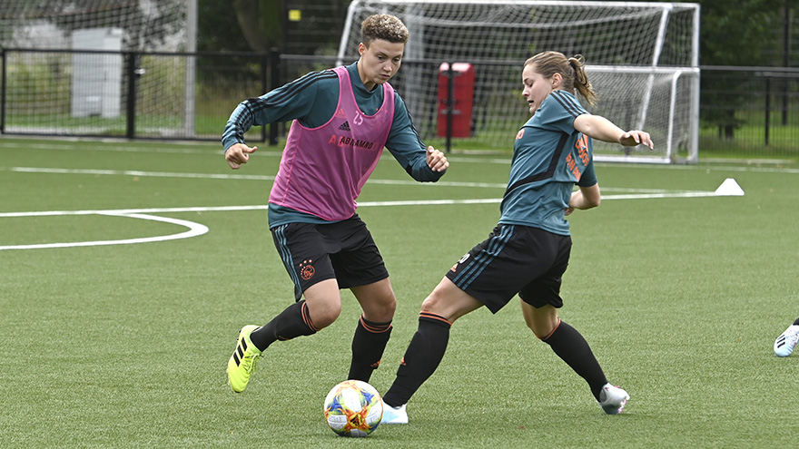 fotos-ajax-vrouwen-werken-toe-naar-fraai-affiche-8