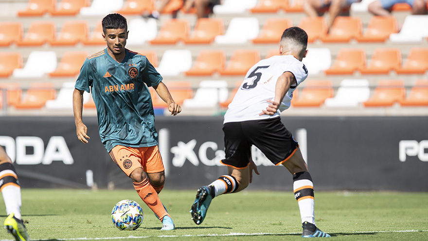 ajax-o19-blijft-foutloos-in-uyl-na-zege-op-valencia-5