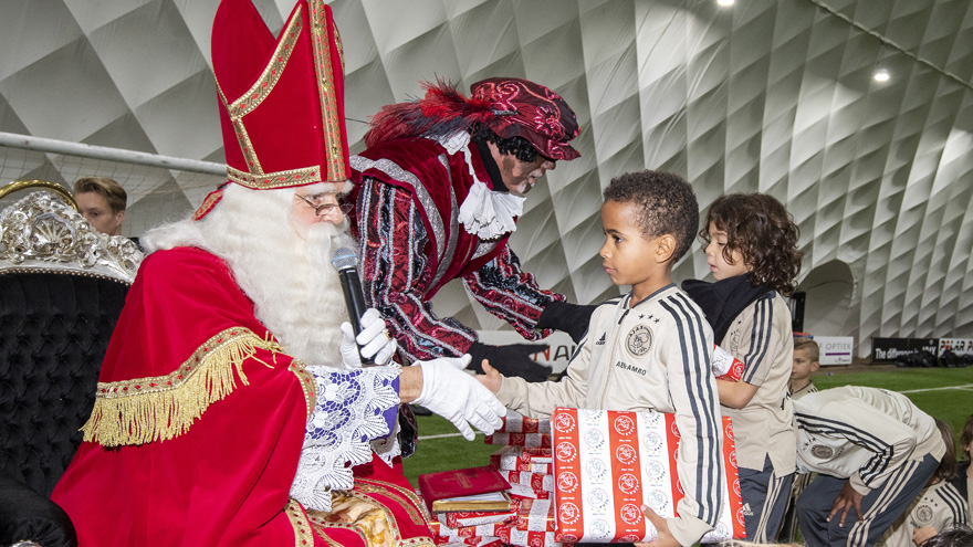 sinterklaas-bezorgt-ook-ajacieden-cadeautjes-lekkers--4