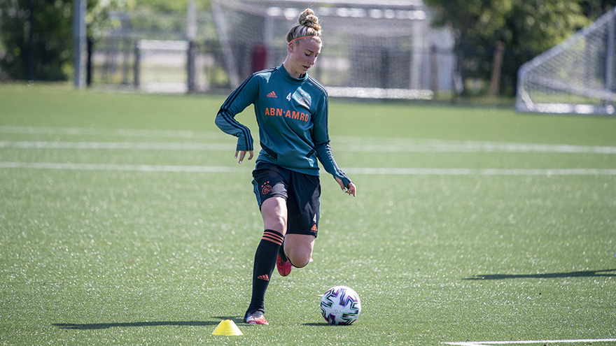 fotos-ook-ajax-vrouwen-pakken-training-weer-op-30