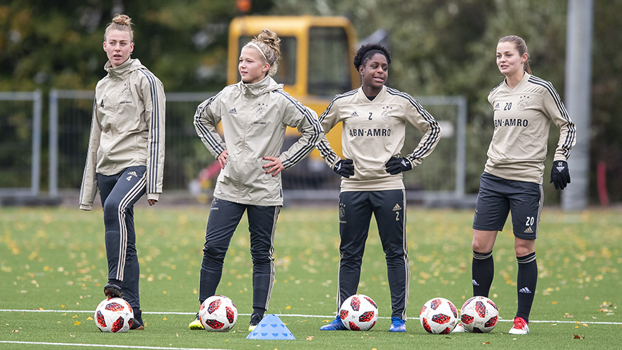 laatste-training-ajax-vrouwen-voor-vlucht-naar-lyon-23