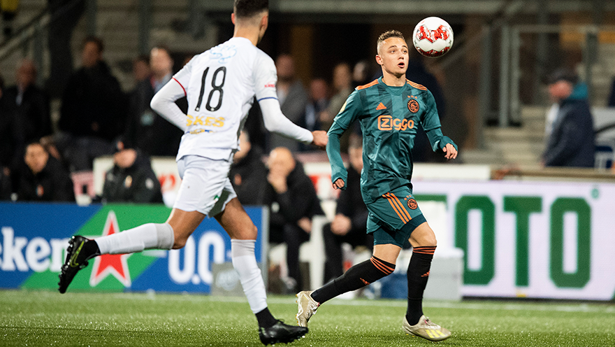 ajax-bekert-verder-na-krappe-zege-op-telstar-3