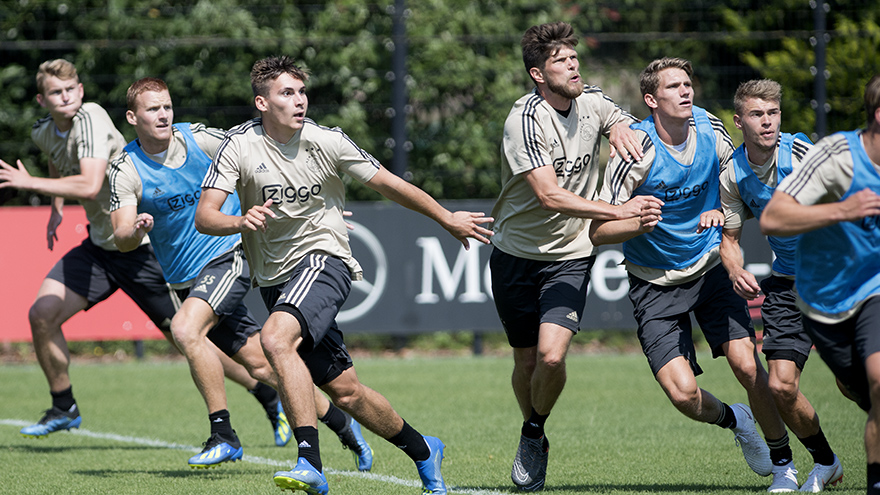 ajacieden-werken-zich-in-het-zweet-op-zonnig-trainingsveld-16