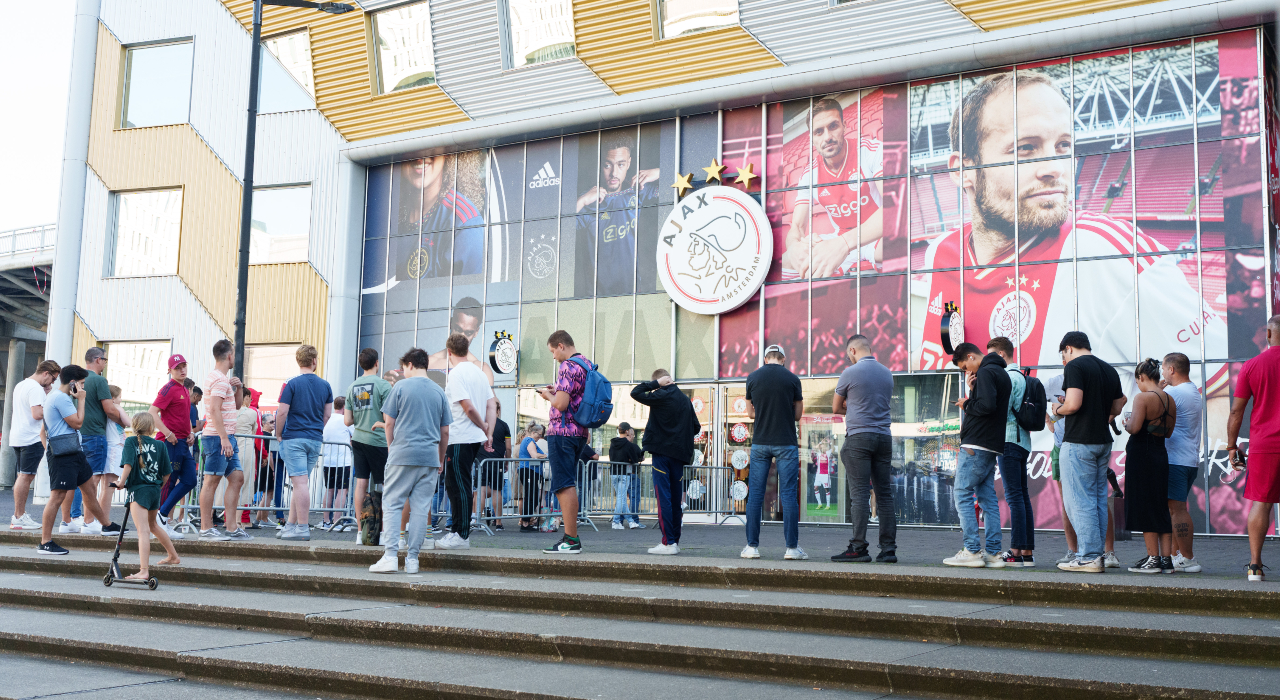 In Beeld Ajax Fans In De Rij Voor Derde Tenue