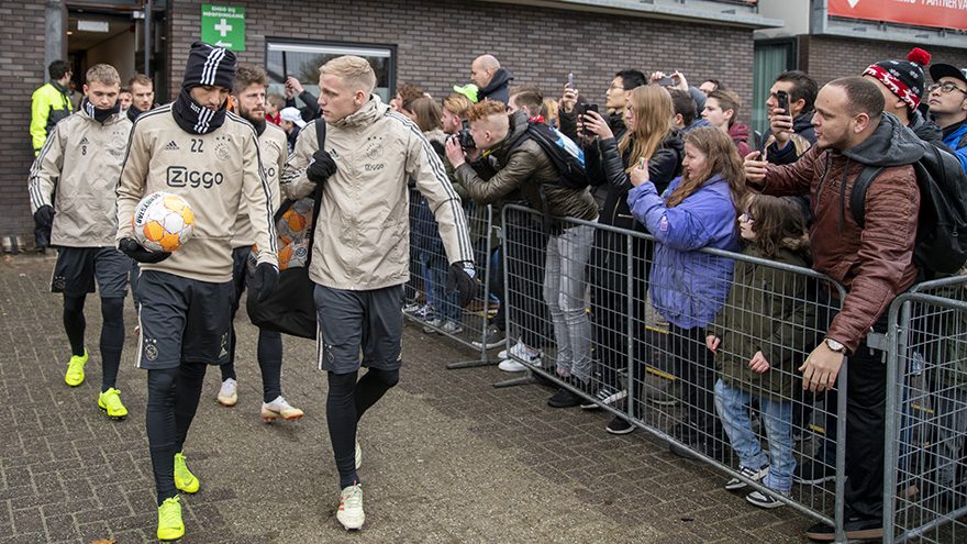 met-supporters-toewerken-naar-utrecht-uit-2