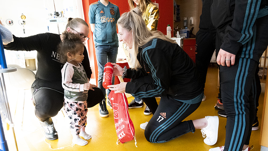 even-de-zorgen-vergeten-bij-opening-ajax-playground-in-emma-kinderziekenhuis-7