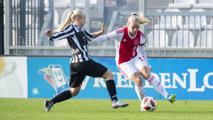 ajax-vrouwen-herpakken-zich-met-zege-op-achilles--8