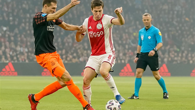 winnend-ajax-gehavend-uit-strijd-met-psv-2