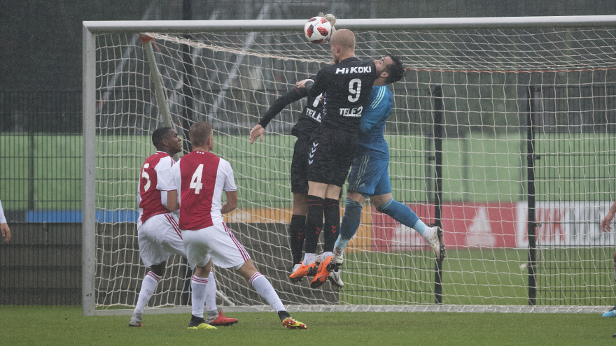 besloten-duel-met-fc-utrecht-gestaakt-wegens-onweer-4