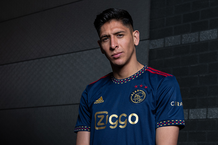 Ajax opent seizoen donkerblauw uittenue