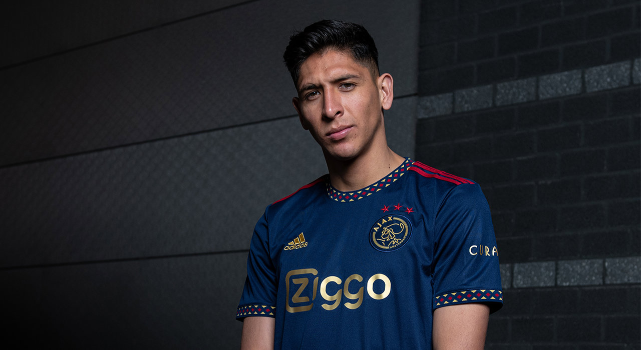 etiquette betrouwbaarheid Nadenkend Ajax opent seizoen in nieuw donkerblauw uittenue