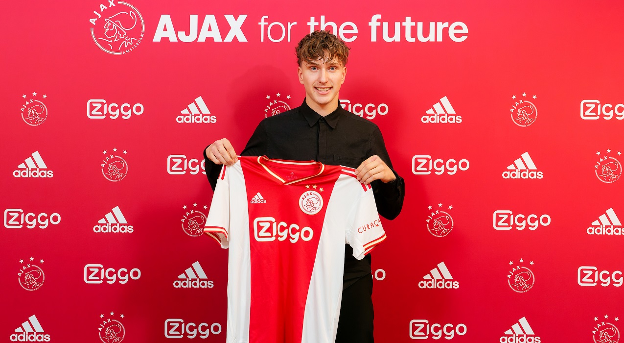 Ajax Contracteert Mika Godts