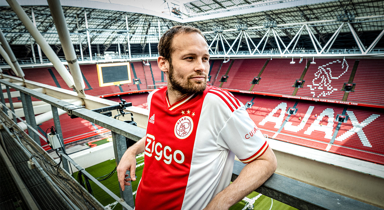 Ajax en adidas thuistenue 2022/2023