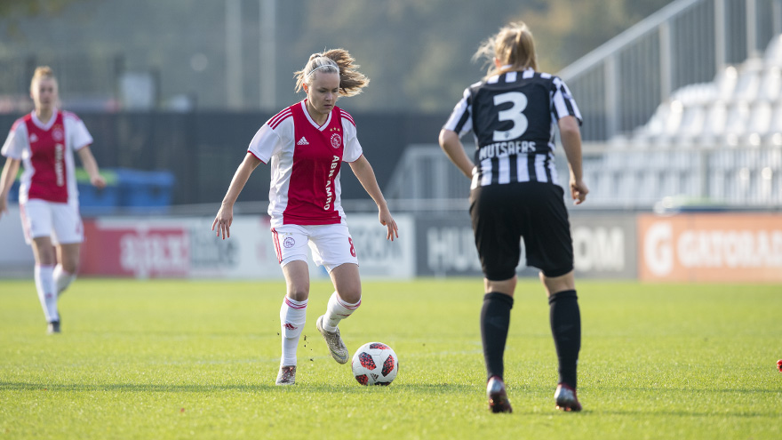 ajax-vrouwen-herpakken-zich-met-zege-op-achilles--9