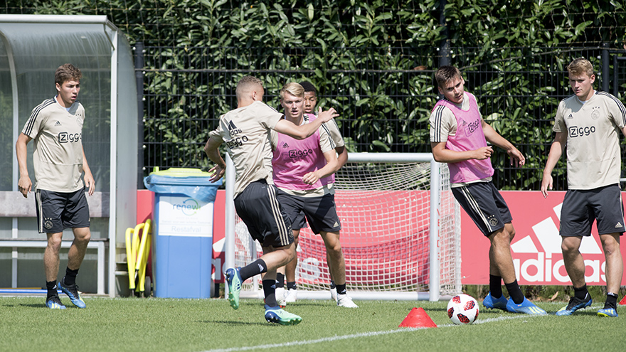 ajacieden-werken-zich-in-het-zweet-op-zonnig-trainingsveld-10