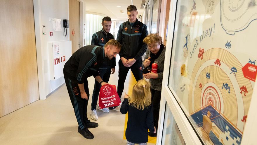 even-de-zorgen-vergeten-bij-opening-ajax-playground-in-emma-kinderziekenhuis-9