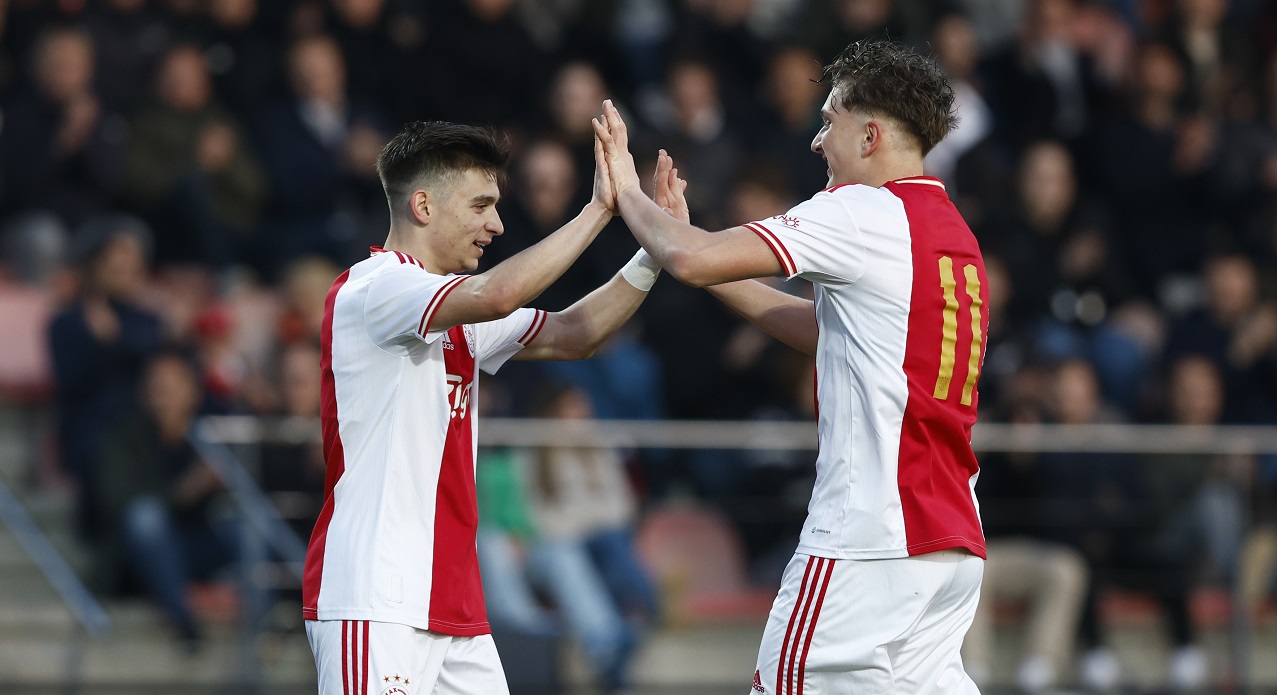 Jong Ajax Verslaat Jong PSV In Waar Spektakelstuk