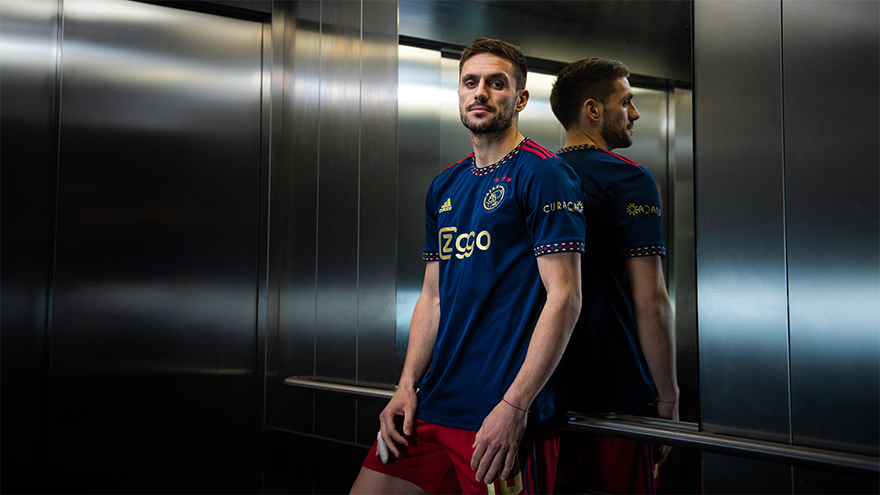 Ajax opent seizoen donkerblauw uittenue