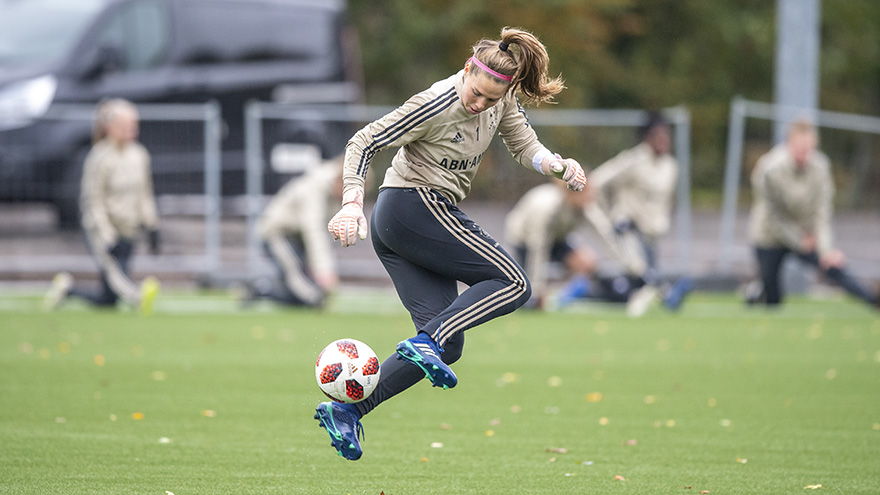 laatste-training-ajax-vrouwen-voor-vlucht-naar-lyon-19