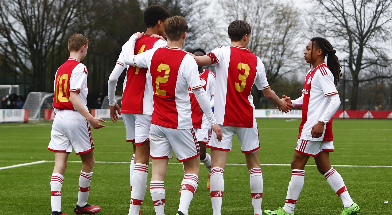 Highlights Ajax O16 - Feyenoord O16 | Op Karakter Naar Klassiekerzege