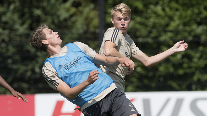 ajacieden-werken-zich-in-het-zweet-op-zonnig-trainingsveld-19