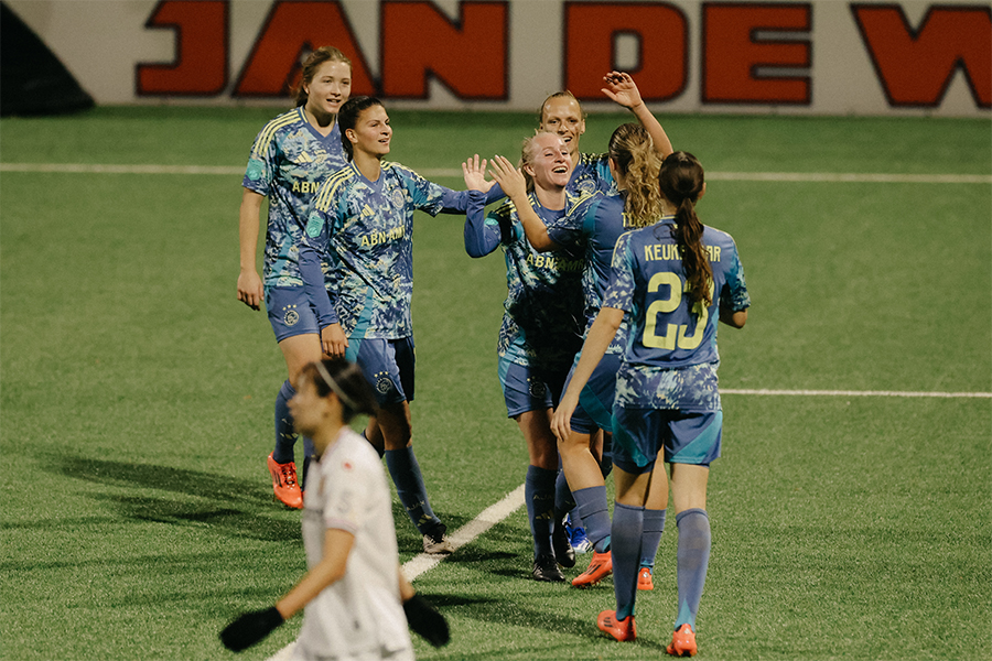 Telstarajaxvrouwen1