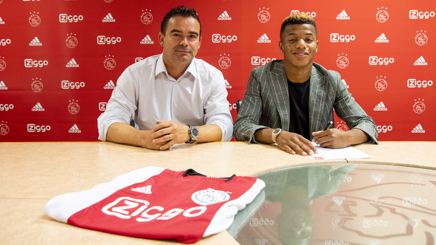 neres-zet-handtekening-onder-nieuwe-contract-2