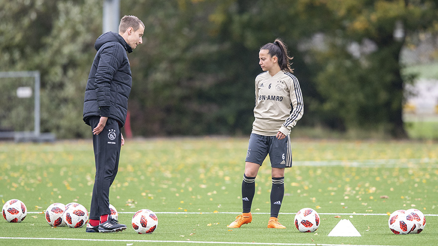 laatste-training-ajax-vrouwen-voor-vlucht-naar-lyon-22