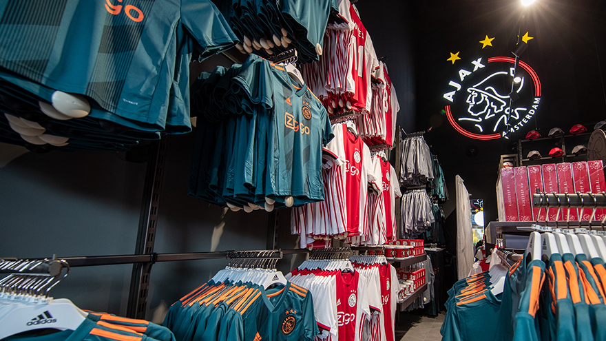 drukke-opening-van-ajax-fanshop-in-batavia-stad-3